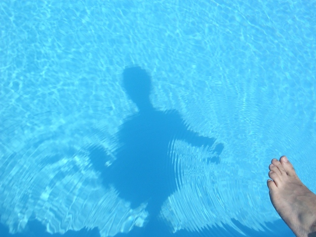stín osoby v bazénu