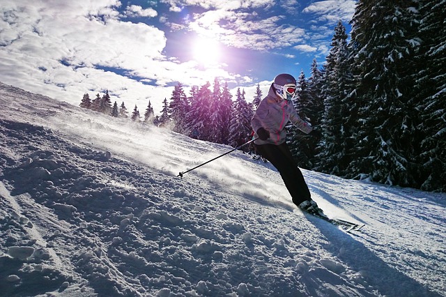 Dívka lyžující na svahu