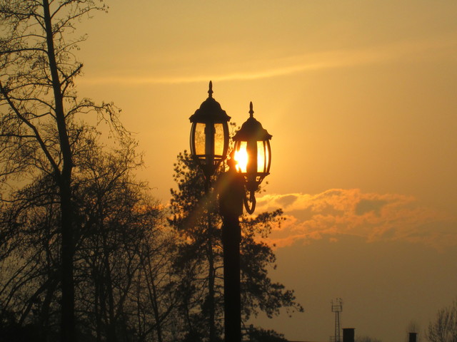 pouliční lampa při západu slunce